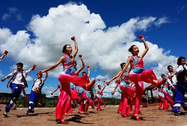 九游体育官网-民族花样游泳盛典,水上舞蹈展现文化韵味